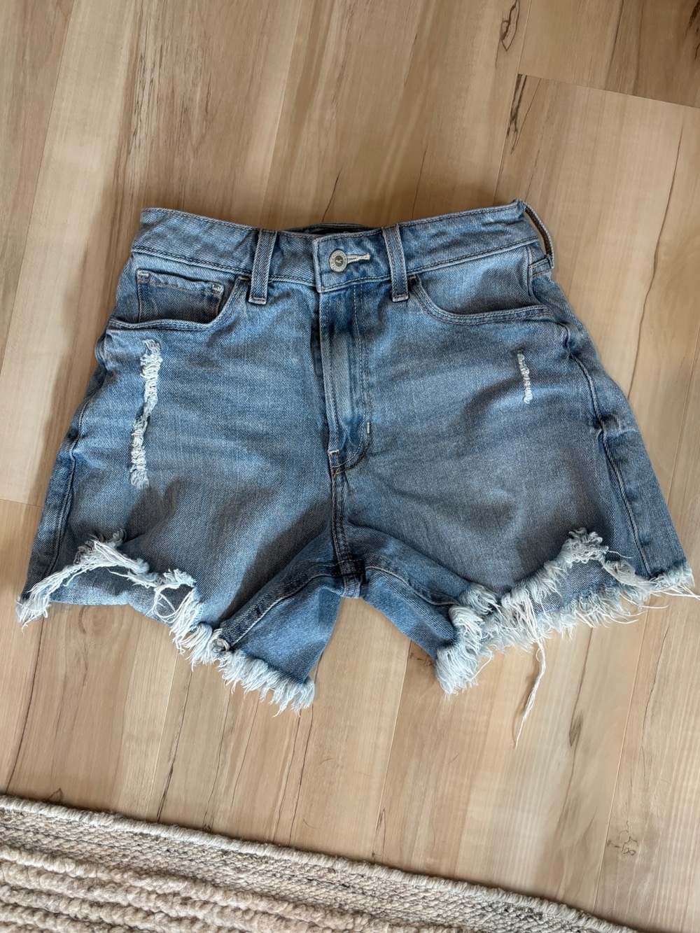 Hollister Ultra High-Rise Mom Shorts 5” in medium wash denim, size 00 / W24.